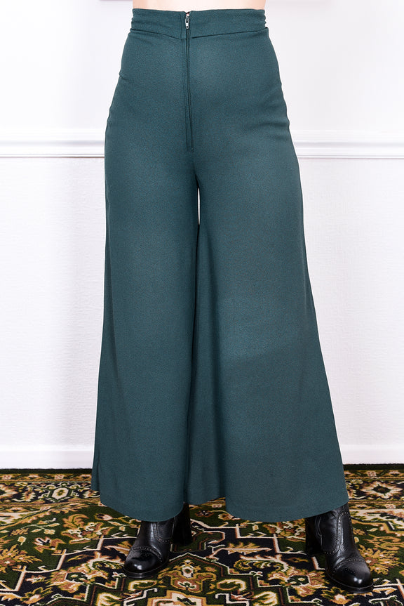 Woman wearing vintage 1970s green trousers.